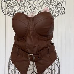  Beautiful brown top made of faux leather Size M