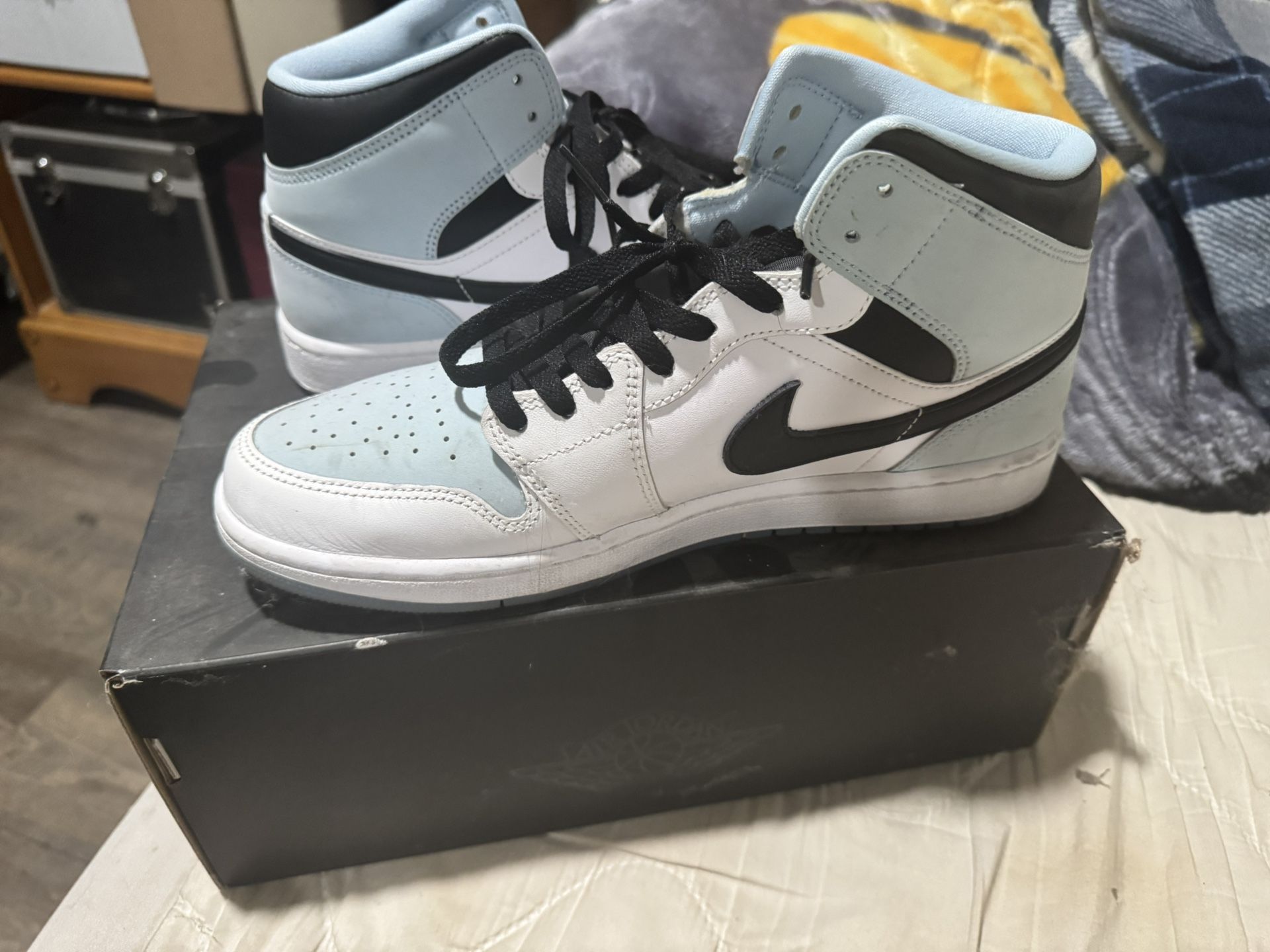 Used Size 10 AIR JORDAN MID SE WHITE/ICE BLUE BLACK BLANC/NOIR