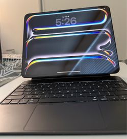 Apple iPad Pro 13” M5 256GB + Magic Keyboard – Like New