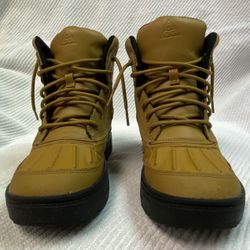 Big Boys Nike Boots Sz 4.5