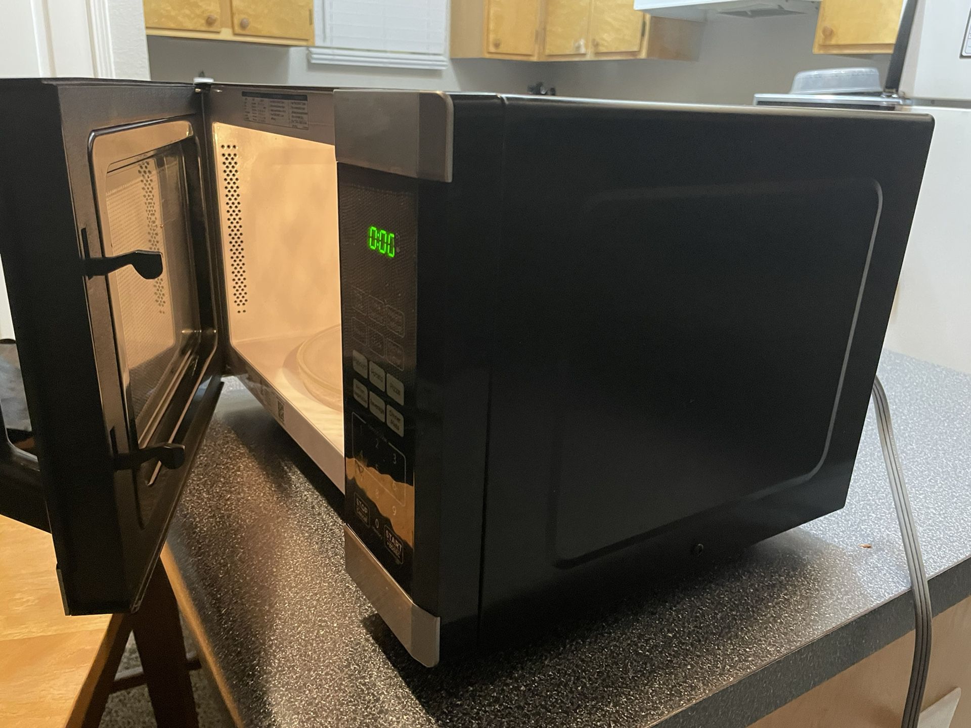 ‎ 🍏 BLACK+DECKER 0.9 cu ft 900W Microwave Oven - Open Box 🆕