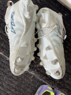 Puma Youth Soccer Cleats – Size 4 – White/Light Blue