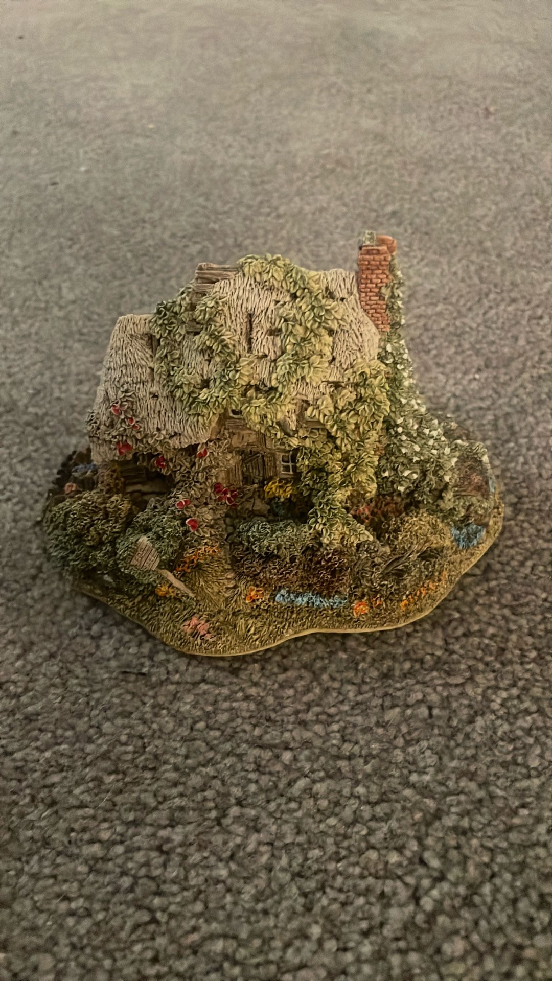 Lilliput Lane Vintage Forget Me Not Cottage