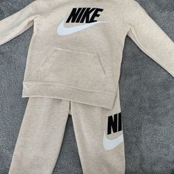 Boys Nike Jogger Set (size 3T)