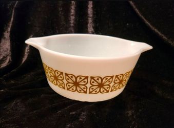 Pyrex #402 1.5 Qt Bowl Casserole Verde Pattern, With Handles, Vintage, White and Green
