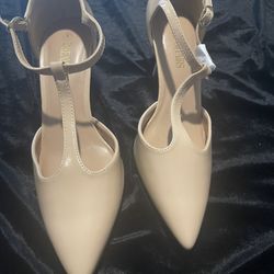 NWOT Dreampairs Size 8 Beige Tee Strap Heel