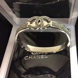 Stunningly Beautiful Designer Crystal Encrusted Bracelet Sparkling Rhinestones Bangle