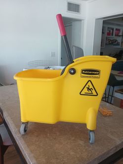 Rubbermaid mop bucket