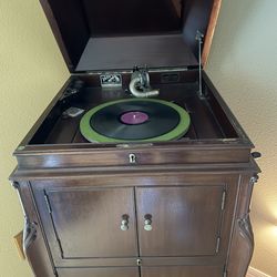 Early 20th Century Victrola