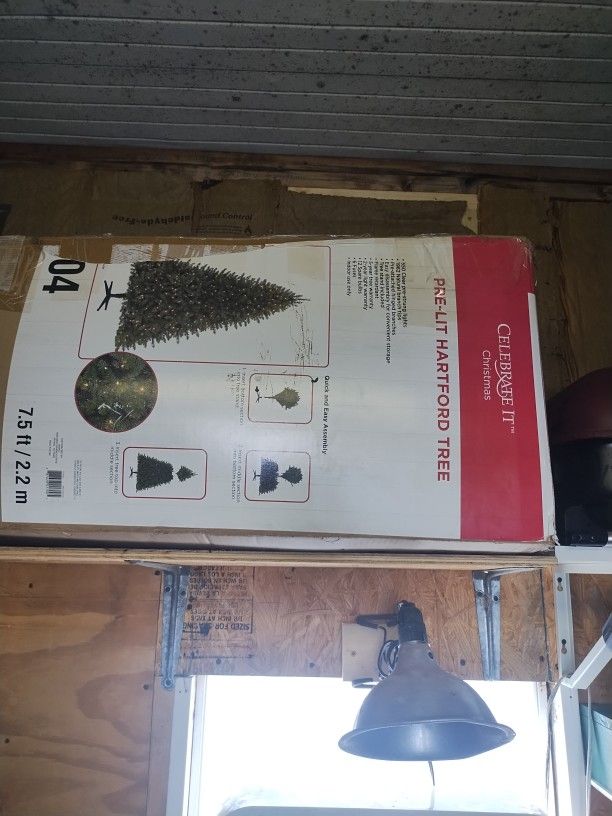 7 And 1/2 Ft Pre-lit Hartford Christmas Tree