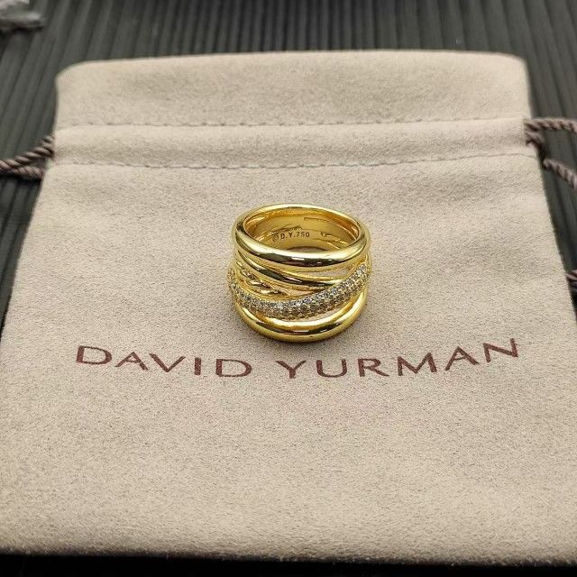 Woman David Yurman with diamond ring