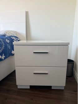 2 NIGHT STANDS
