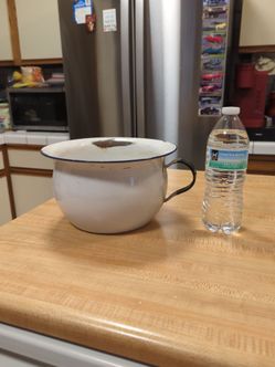 Enamel chamber pot