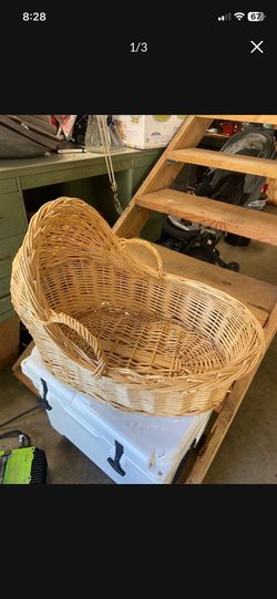 LOW PRICE MOVING- VINTAGE RATTAN MOSES BASKET BABY PHOTOS PHOTOSHOOT