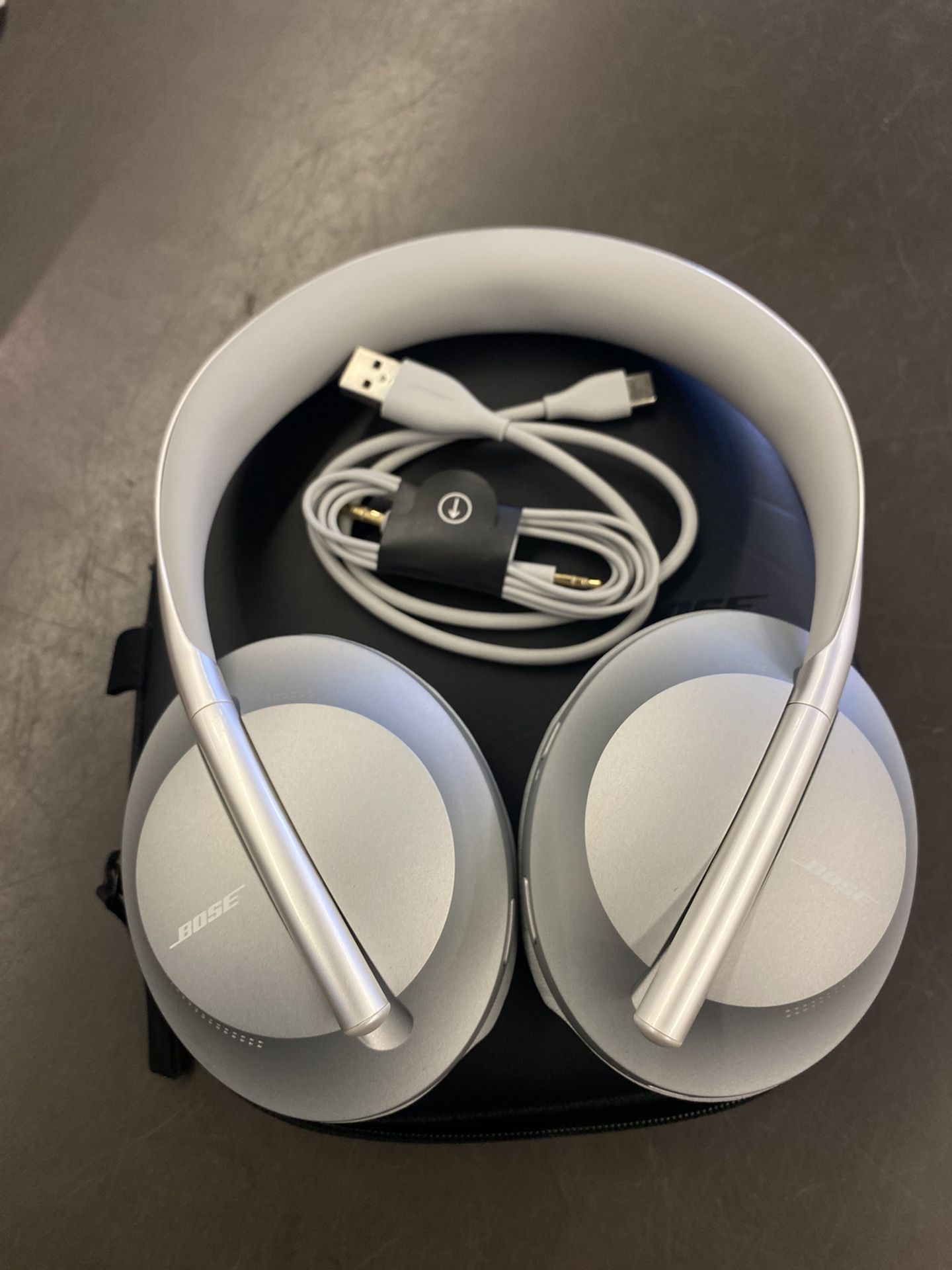 Bose Noise Canceling 700 Wireless Headphones With USB Charger In Case 