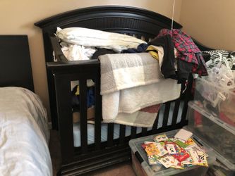 Crib / bedroom plus dressers