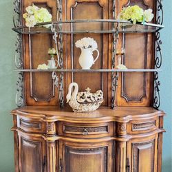 Beautiful Large China Cabinet / Hutch – Excellent Condition
