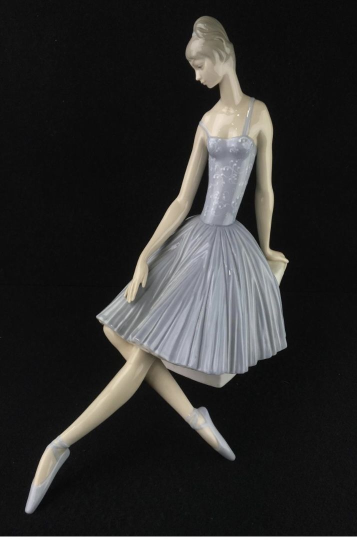 DISCOUNT! Lladro Ballerina “Waiting Backstage”