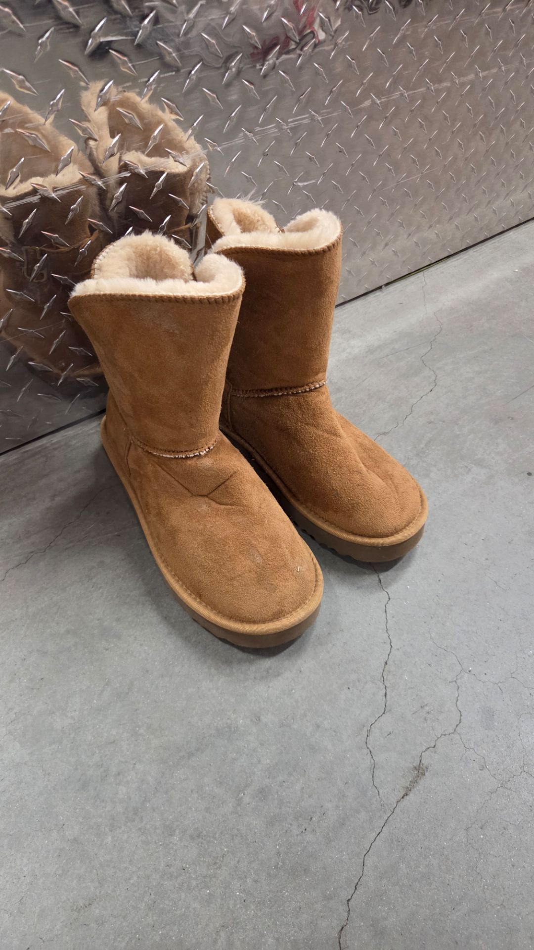 UGG Classic Short Chestnut Sheepskin Boots Women’s Size 8