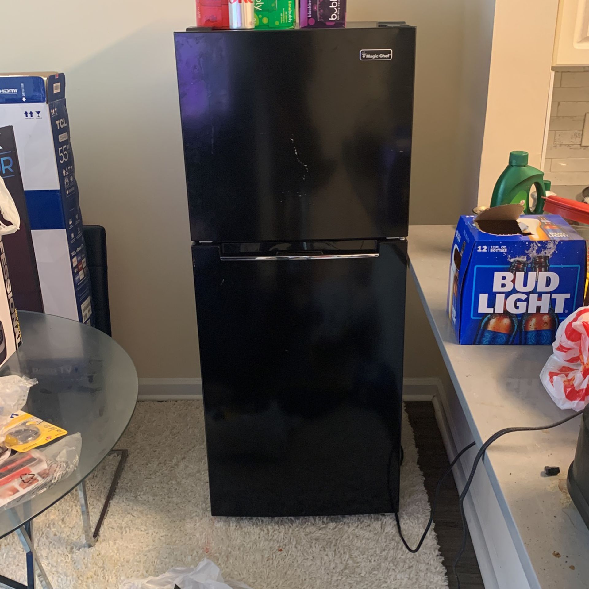 Magic Chef Medium Sized Refrigerator ! Top Freezer! No Cooling Issues At All.
