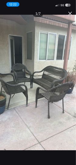 6-person outdoor patio set. 4- pieces