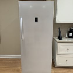 INSIGNIA 21 Cu Ft Convertible  Upright Freezer/Refrigerator