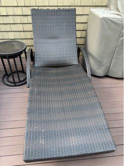 2 free lounge chairs