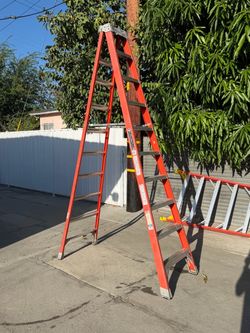 Louisville 10ft Fiberglass Step Ladder / Escalera