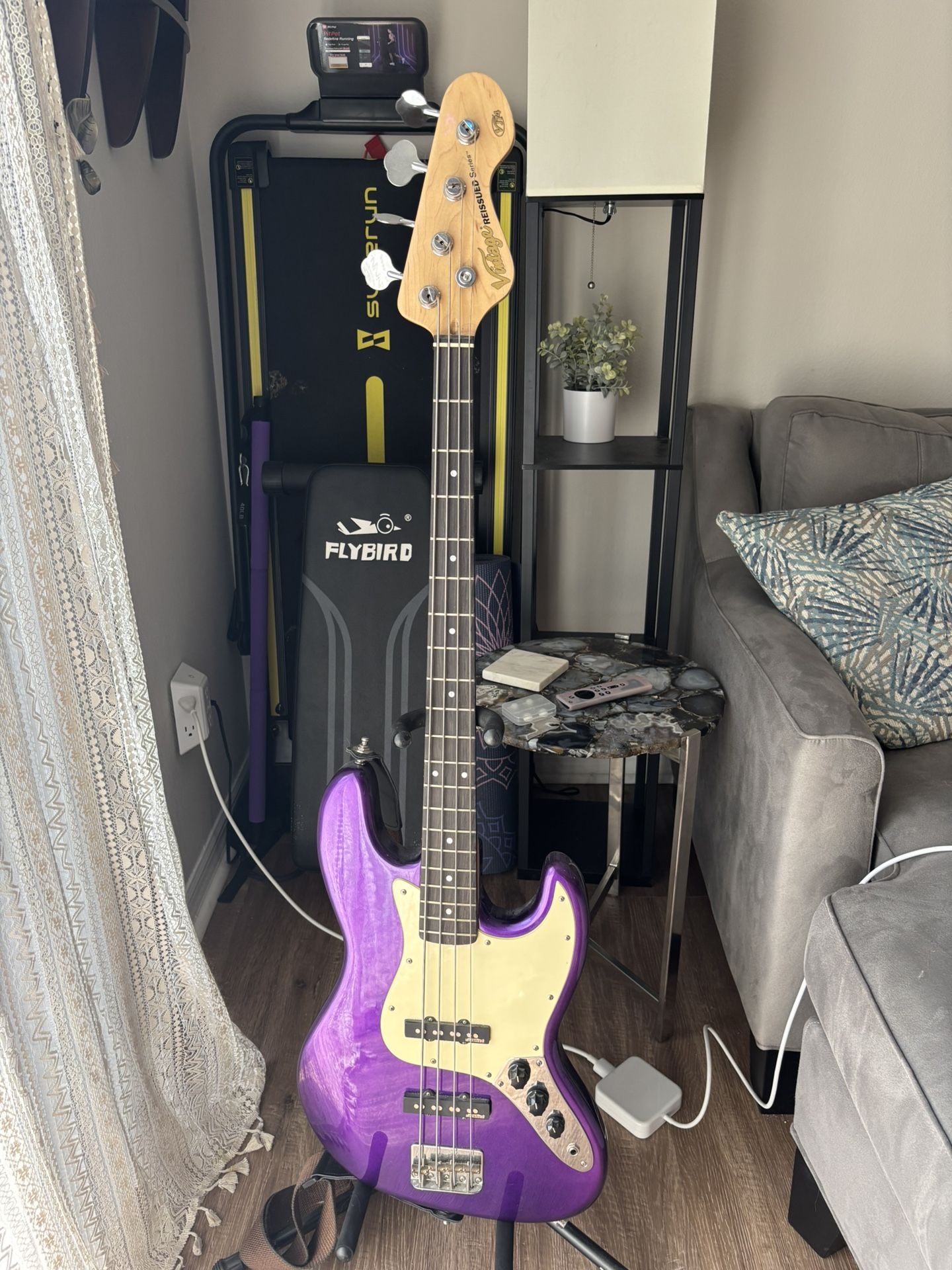 “Vintage Reissued” Jazz Bass