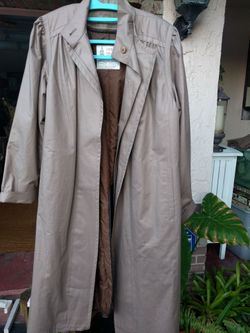 London fog ladies 8 reg detachable lining raincoat perfect condition