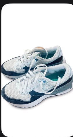 Tennis shoes