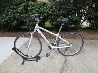 White Cannondale Adventure Hybrid Bike