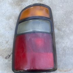2000/2006. Chevrolet Yukon tail light passenger