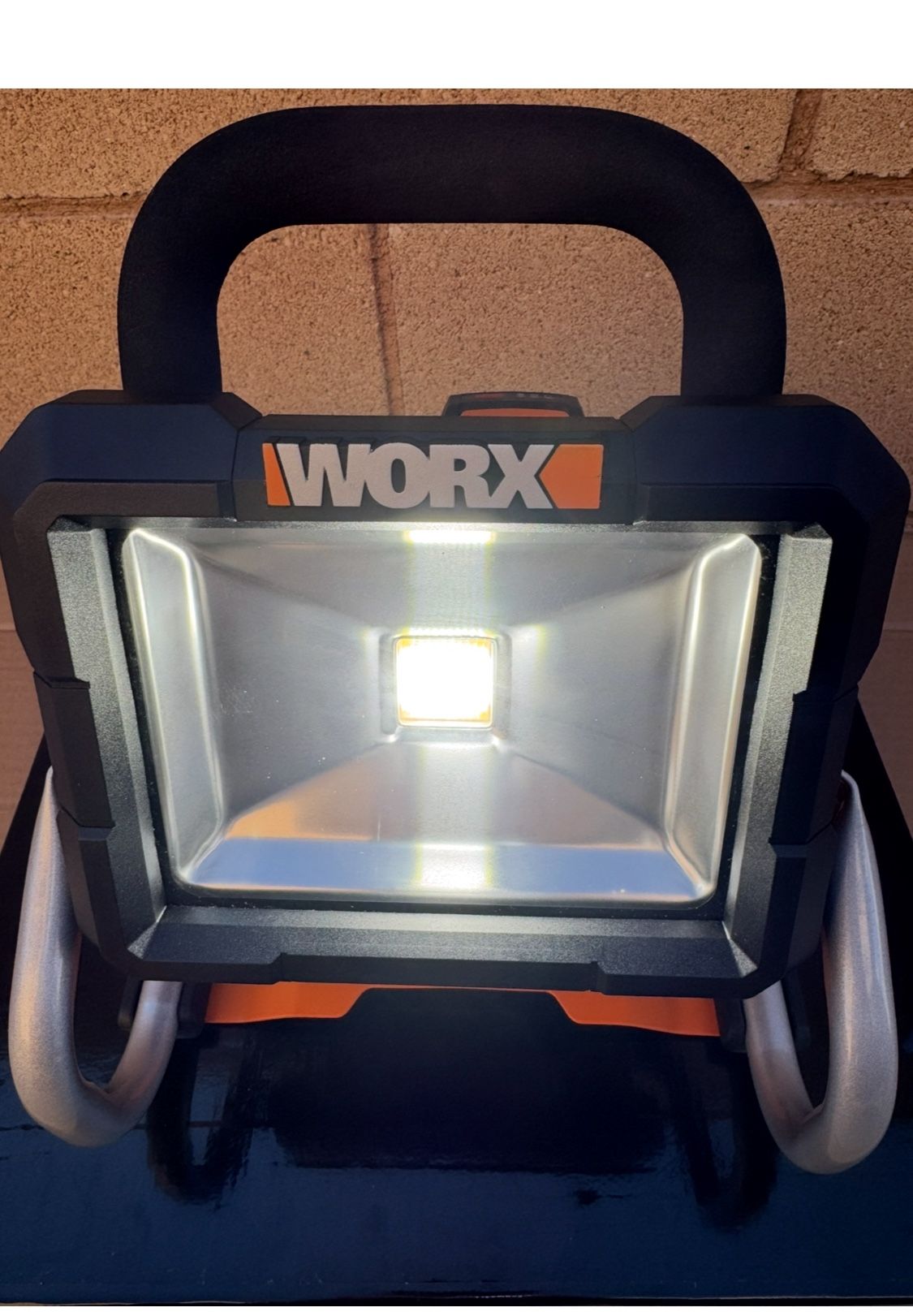 WORX 20-volt 1500 -Lumens LED Battery-operated Portable Work Light (tool only)