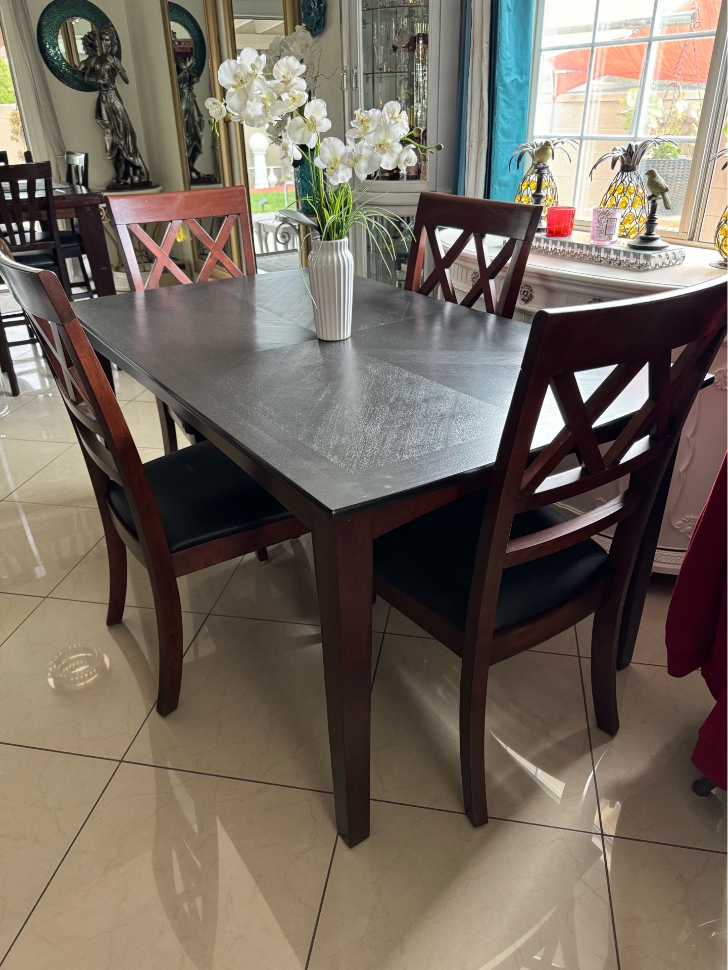 Dining table 58”long 35-1/2” and 30” high with 4 chairs in good condition