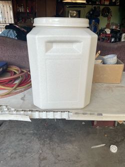 Dog food container