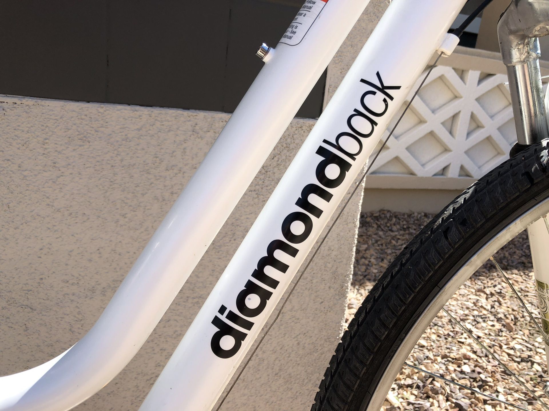 DIAMONDBACK VITAL 2 Women's Hybrid Bicycle, MTB or Mountain / Road Bike, 24 speed, 700c tires, Small Frame