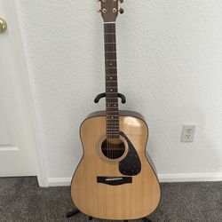 Yamaha F335 acoustic guitar with stand