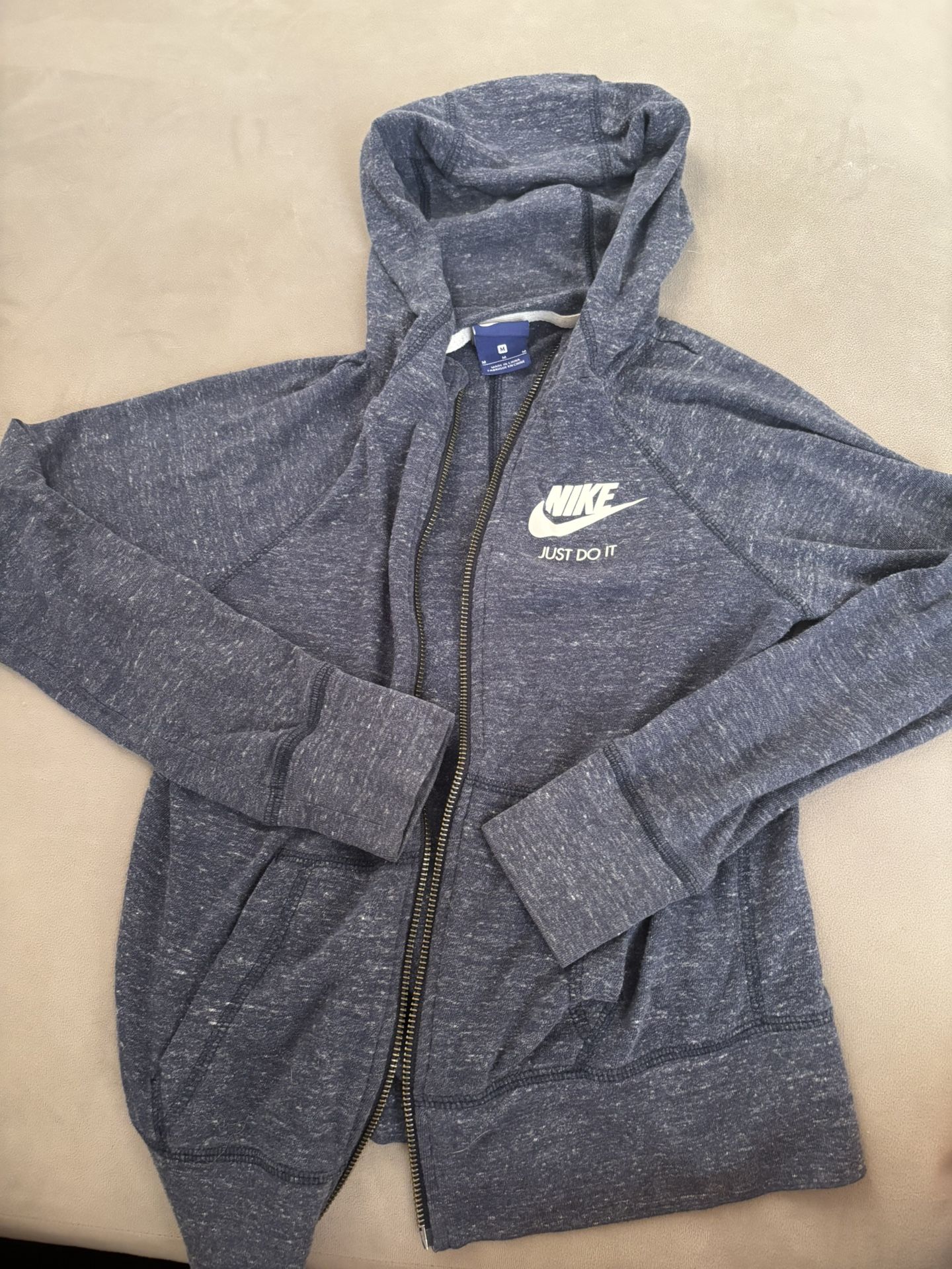 Women’s Nike sweatshirt zip up 