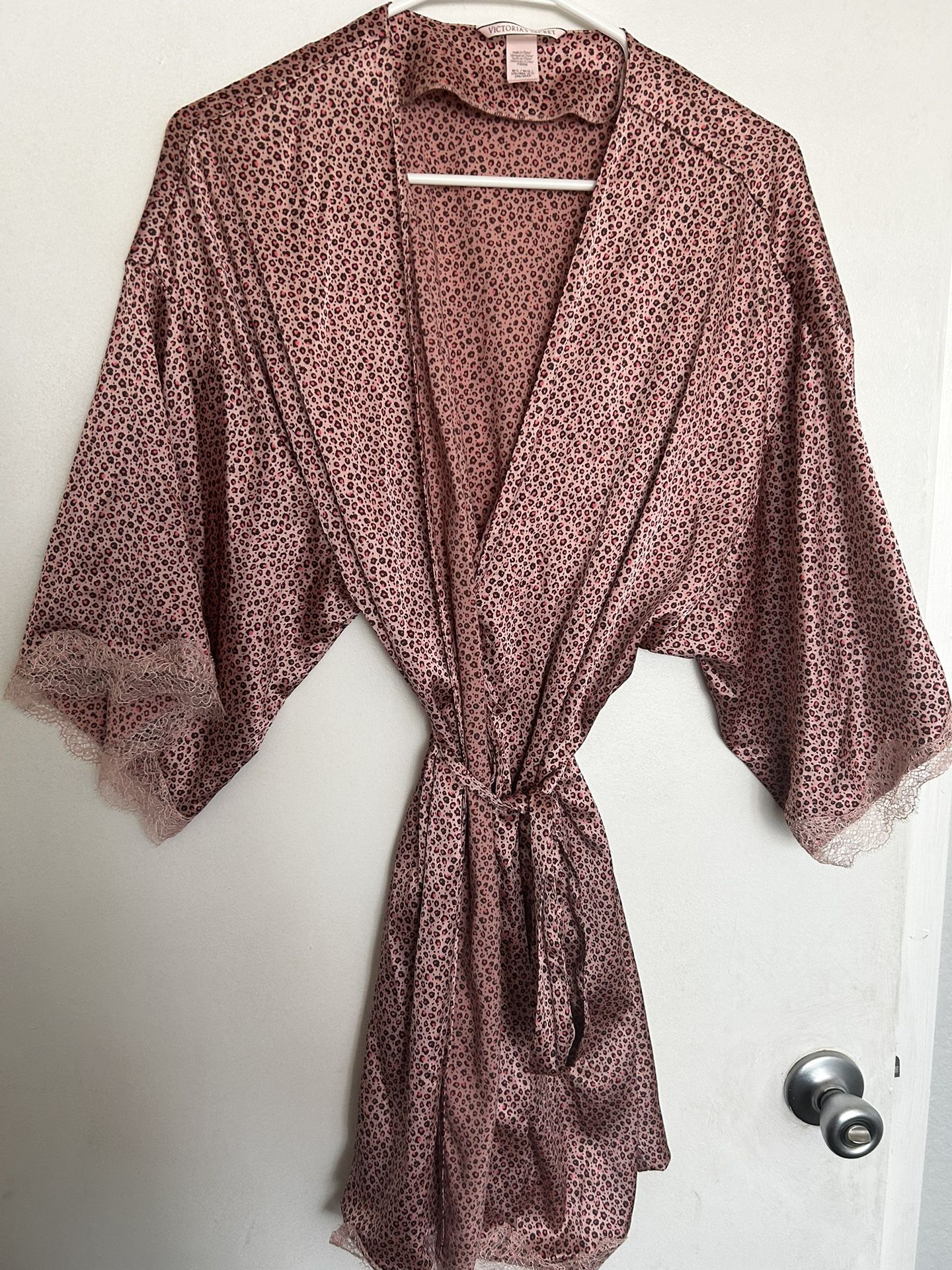 Size Medium / Large Victorias Secret Robe
