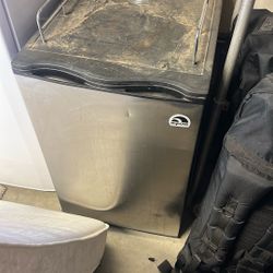 Mini Fridge/kegerator 