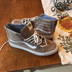 Vans Size 7.5(men) 9.0(women)