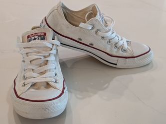 Women's low top Chuck Taylor Converse  size 6.5