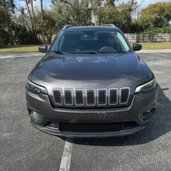 2019 Jeep Cherokee Latitude Plus Sport 
