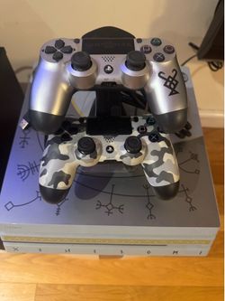 PS4 Pro 1TB God of War Limited Edition + 2 Controllers + Charger