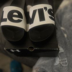 Women's levi's slides 10