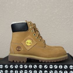 Timberland 6 in fur lined  Size 8 