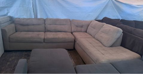Gray couch great condition clean we Sell all the time delivery 40 local