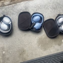 4 Pair Of Bose Headphones