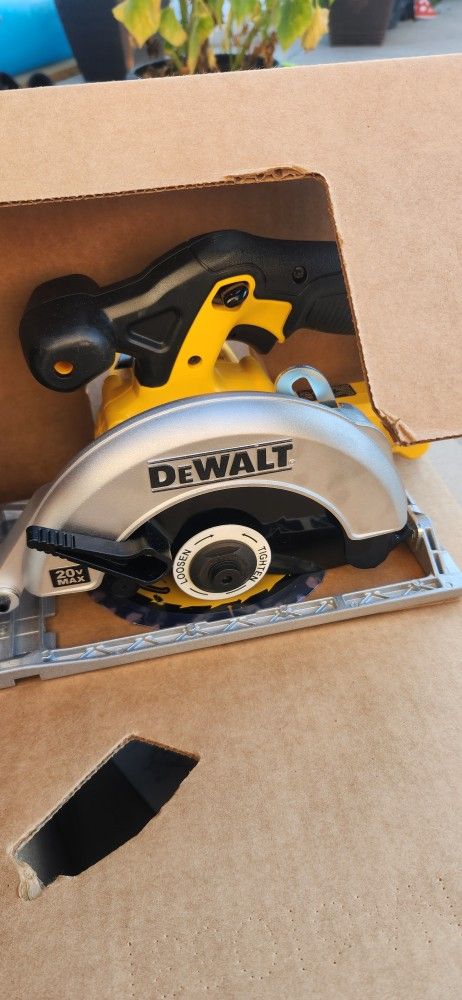 Dewalt Saw 20v